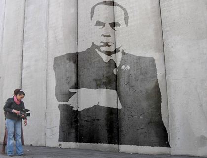 Berlusconi non vede il muro che circonda Betlemme ma ad Abu Mazen mostra sulla giacca la spilla con la bandiera israeliana